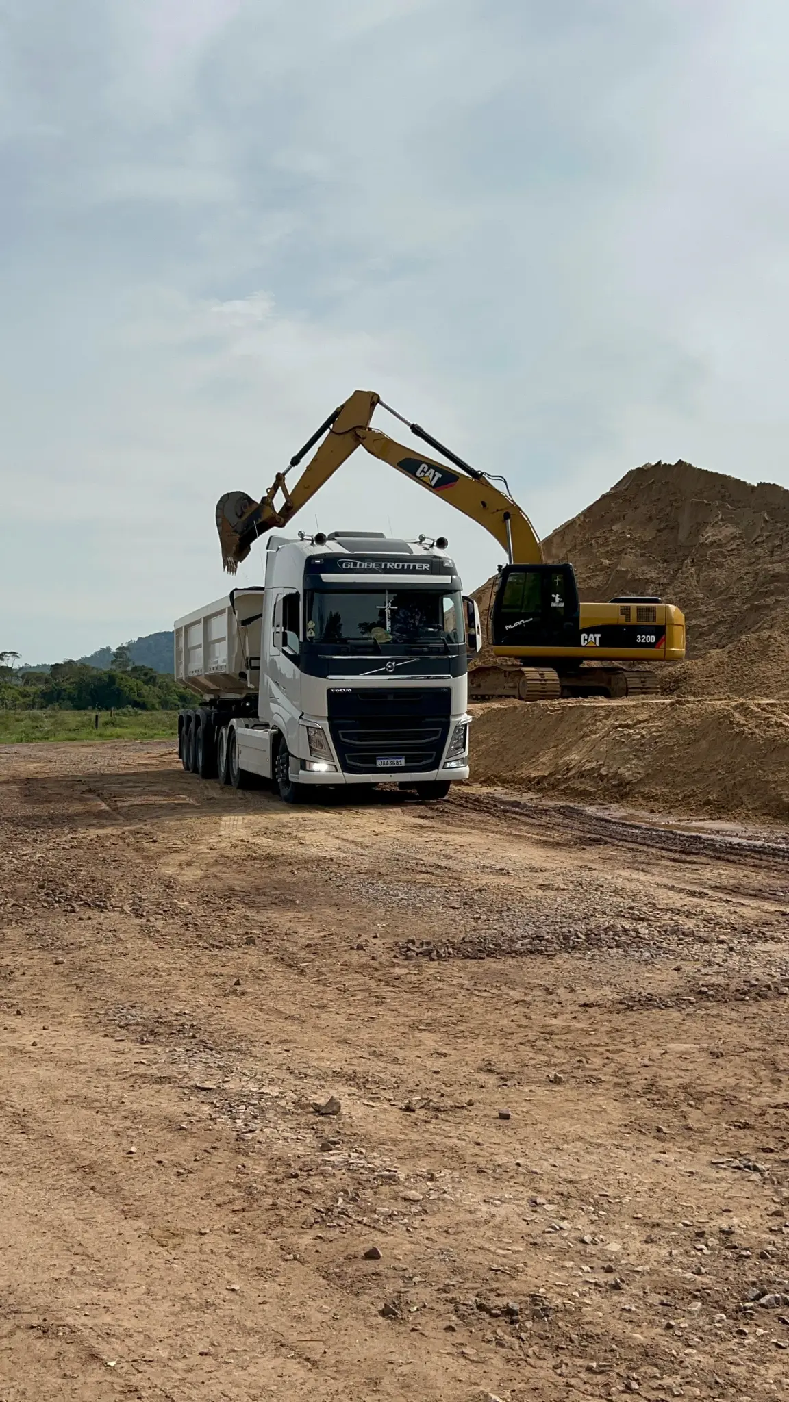Alian Mineradora - Operação de extração e carregamento de areia